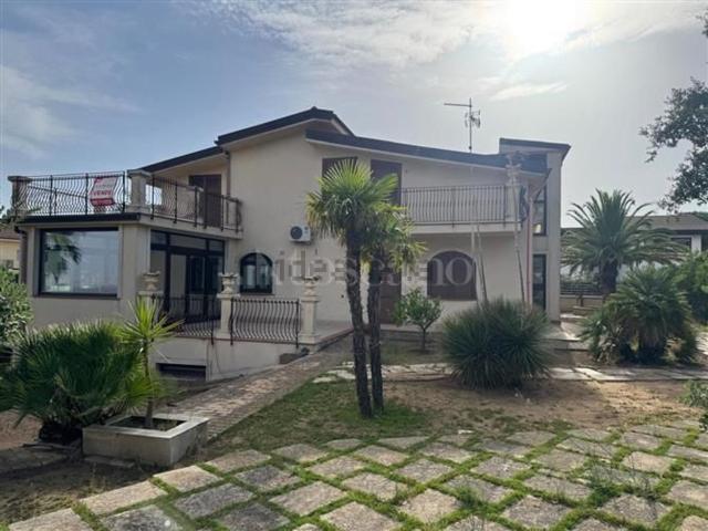 Case e ville in vendita di 388 m² in Via Dottor Santi Santoro