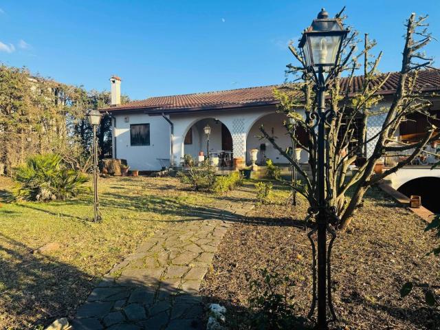 Case e ville in vendita di 388 m² in Via dei Redattori, 109