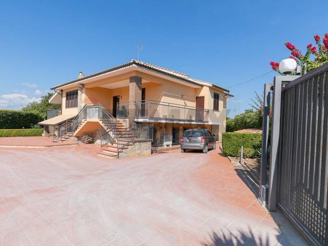 Case e ville in vendita di 388 m² in Via dell&apos Acquedotto, 18