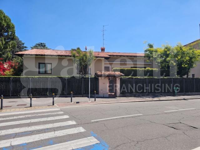 Case e ville in vendita di 389 m² in Via Antonio Schivardi, 68