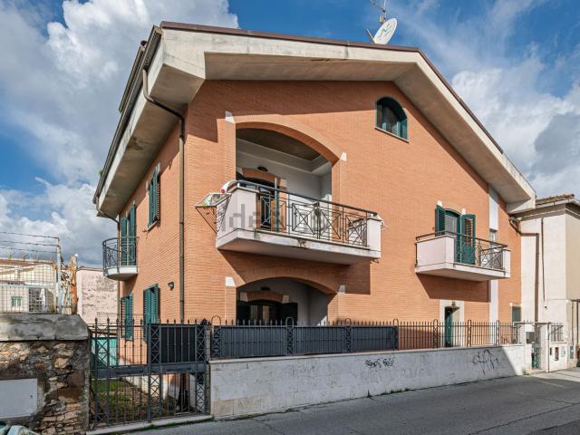 Case e ville in vendita di 389 m² in Via Enna, 5