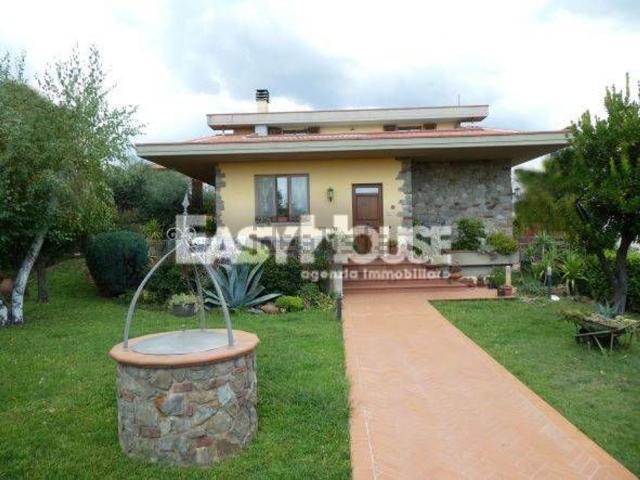 Case e ville in vendita di 390 m²