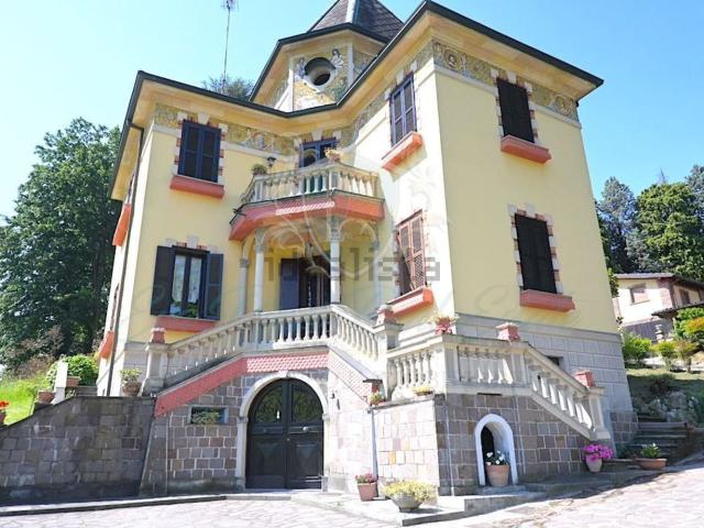 Case e ville in vendita di 390 m² in Via Collada