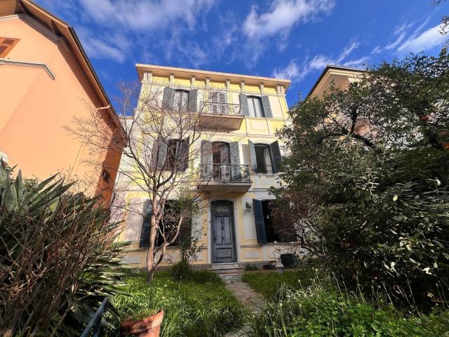Case e ville in vendita di 390 m² in Via Alessandro Volta
