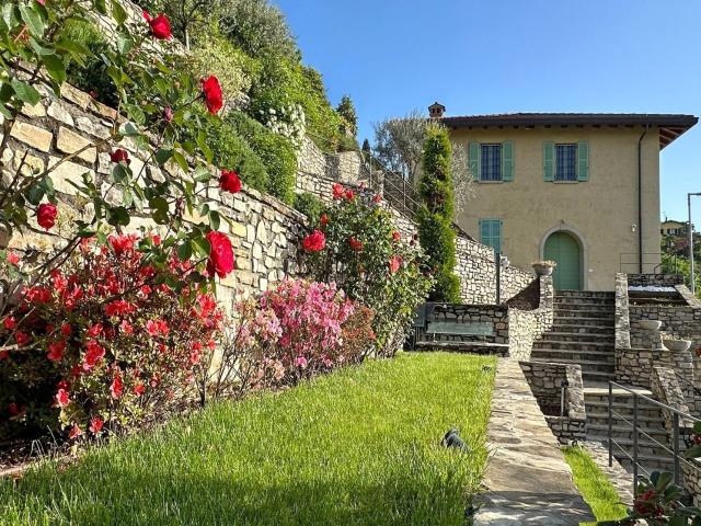 Case e ville in vendita di 390 m² in Via Belvedere
