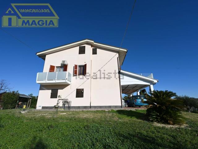 Case e ville in vendita di 390 m² in Via Giacomo Leopardi