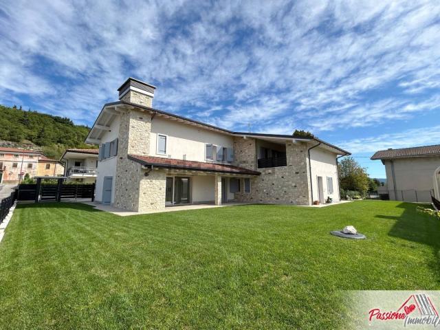 Case e ville in vendita di 390 m² in Via Guido Rossa, 6