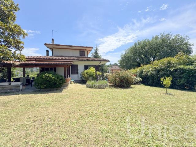 Case e ville in vendita di 390 m² in Via dell&apos Orsa Maggiore