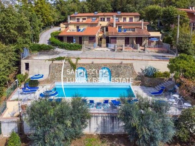Case e ville in vendita di 390 m² in Via Montalbano