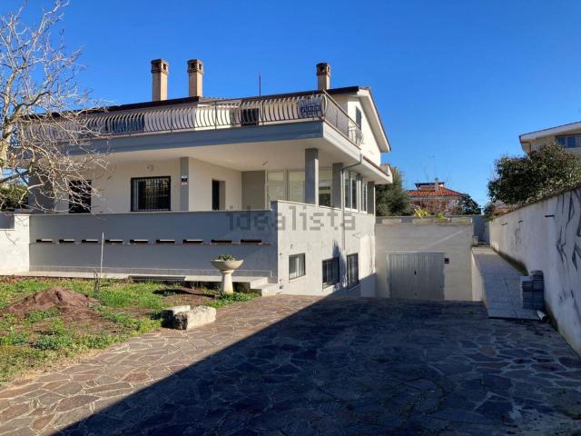 Case e ville in vendita di 390 m² in Via Montasola