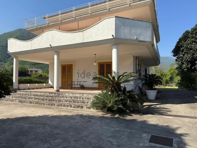 Case e ville in vendita di 390 m² in Via Pizzone