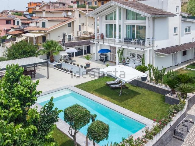 Case e ville in vendita di 390 m² in Via Pietro Vannucci, 22