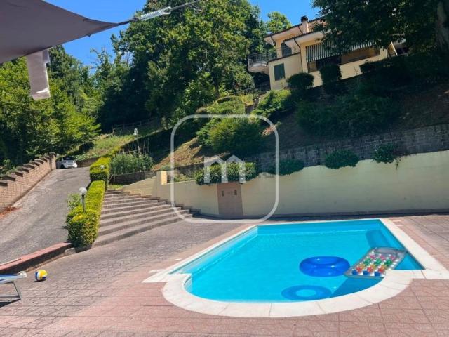 Case e ville in vendita di 390 m² in Via Rodi