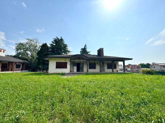 Case e ville in vendita di 390 m² in Via Roma, 77