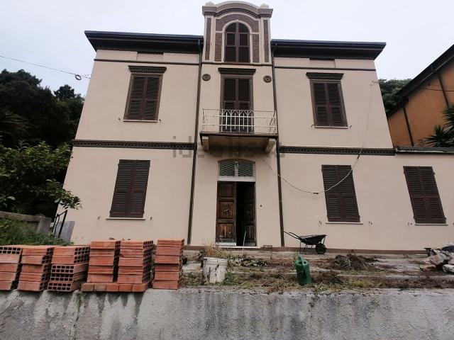 Case e ville in vendita di 390 m² in Via Ugo Botti