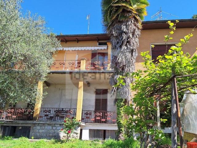 Case e ville in vendita di 392 m² in Via Giulio Giordani, 1
