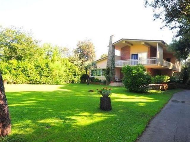 Case e ville in vendita di 393 m² in Via Cristoforo Colombo