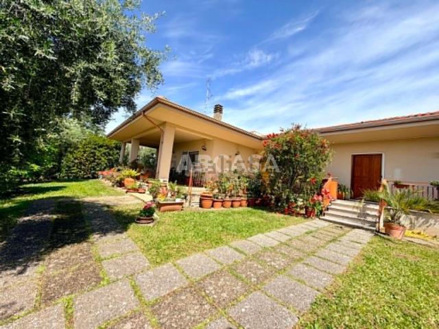 Case e ville in vendita di 393 m² in Viale Salvo D&apos Acquisto