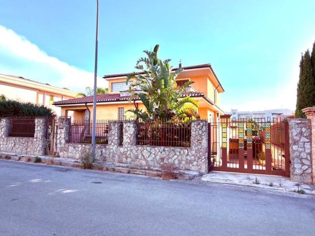 Case e ville in vendita di 394 m² in Via Antonio Montinaro, 6