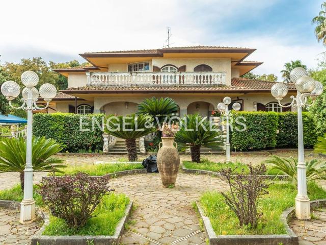 Case e ville in vendita di 395 m² in Via dei Faggi