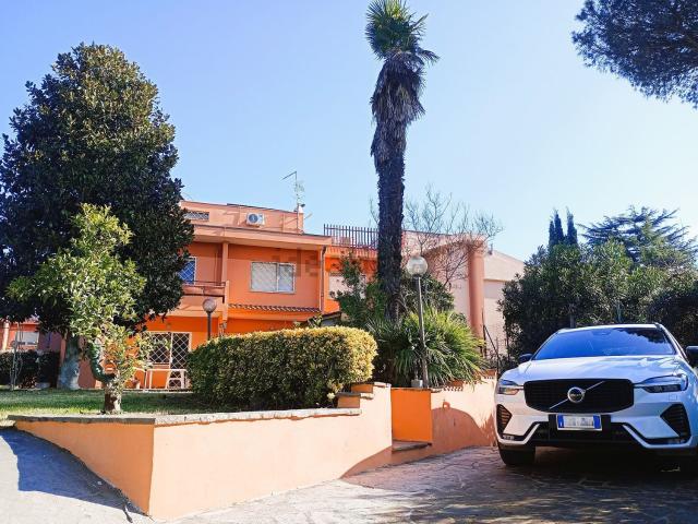 Case e ville in vendita di 397 m² in Via Zambana, 79