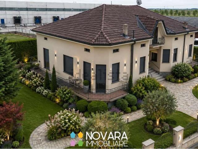 Case e ville in vendita di 398 m² in Via San Nazzaro Sesia, 1