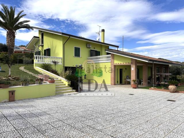 Case e ville in vendita di 398 m² in Via del Semaforo, 21