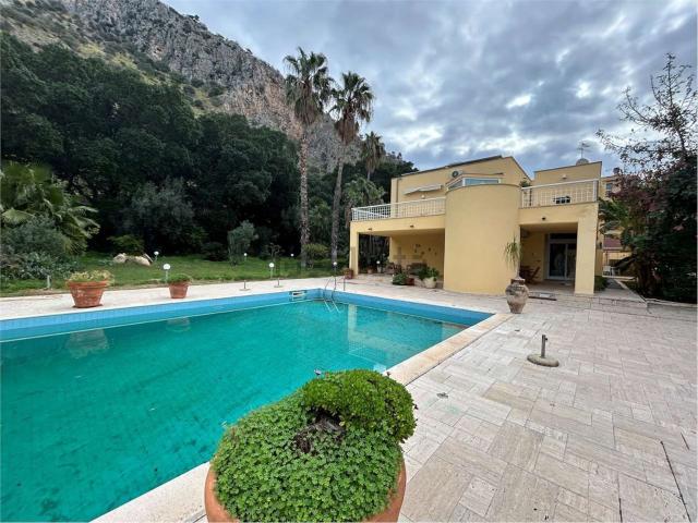Case e ville in vendita di 398 m² in Viale Margherita di Savoia, 99