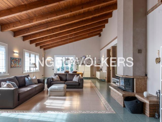 Case e ville in vendita di 399 m² in Via Gioacchino Rossini
