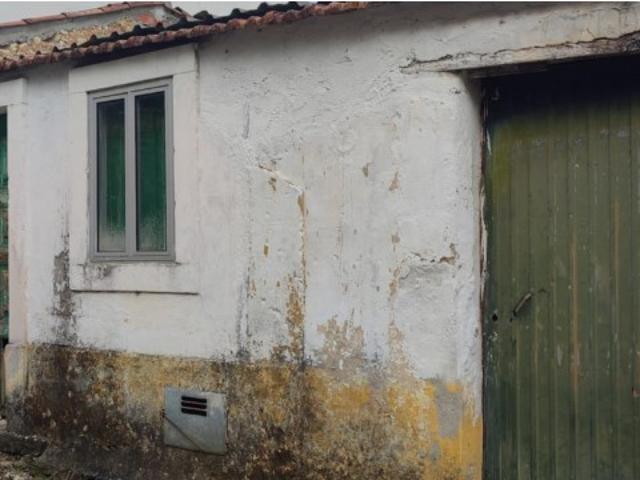 Casinha antiga, térrea, para restauro total, local tranquilo próximo da cidade de Ourém