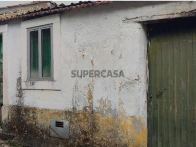 Casinha antiga, térrea, para restauro total, local tranquilo próximo da cidade de Ourém