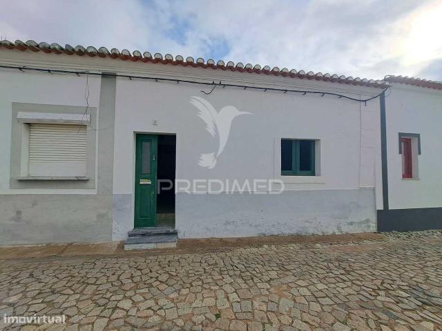 Casinha tpica alentejana T2 com quintal e terrao