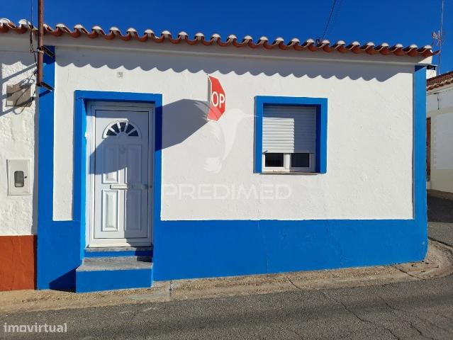 Casinha Tpica Alentejana T2 com quintal e terrao Pias