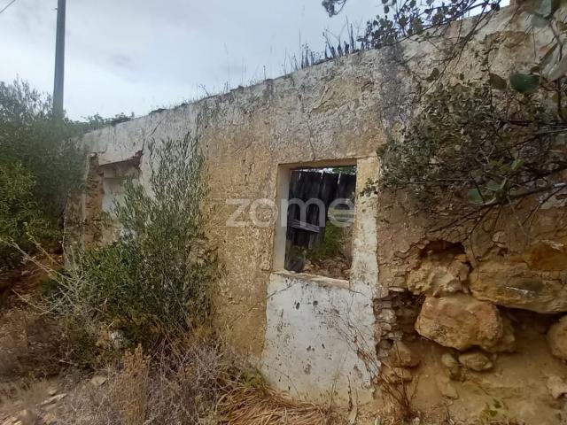 Casinha/ruína T3 para recuperar, terreno, Estói, Faro, Algarve, PT