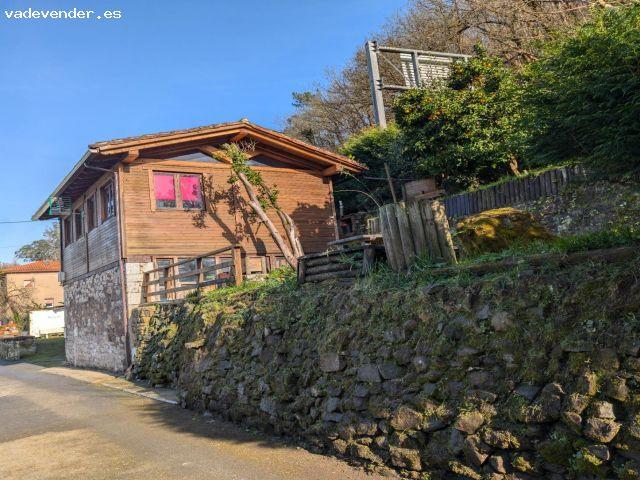 CASITA DE MADERA PAJAR, CON SU HÓRREO Y CUADRAS DE PIEDRA
