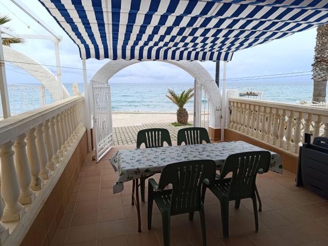Casita Primerísima Linea de playa tocando al mar en L'Almadraba