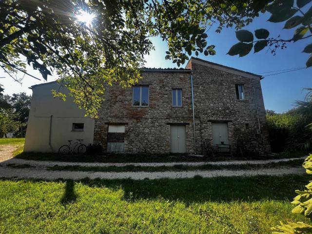 Casolare con annessi e tereno 200m² Rotella