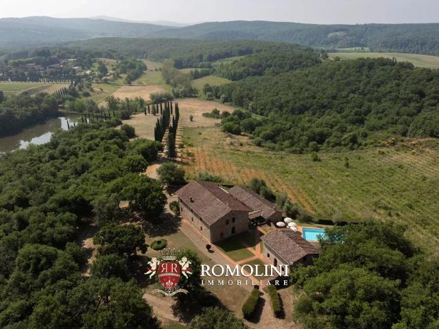 Casolare Ristrutturato Con Lago Privato In Vendita In Toscan. 750m² Bucine
