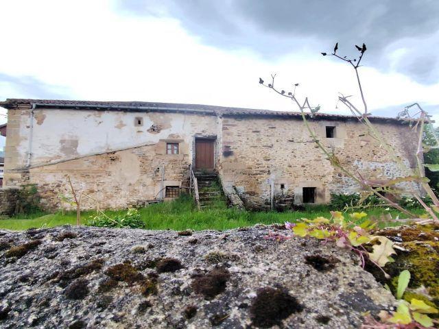 Casona de piedra en Saro