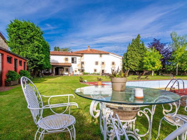 CASONA MONTAÑESA EN VILLAPRESENTE CON PISCINA Y TENIS