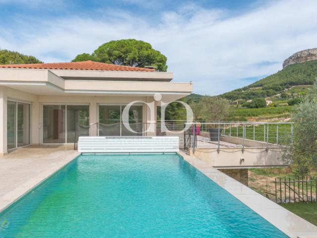CASSIS / MAISON CONTEMPORAINE AU MILIEU DES VIGNES