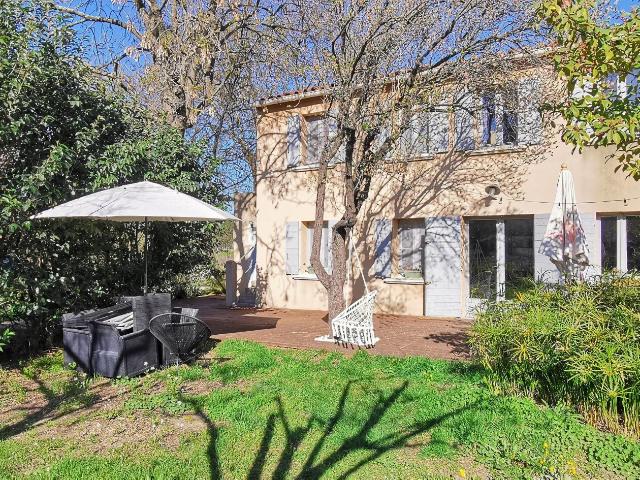 Cassis Maison T3 avec parkings au milieu des vignes