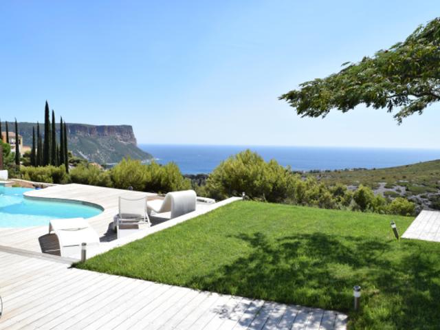 CASSIS / SUPERBE VILLA CONTEMPORAINE SUR LES HAUTEURS