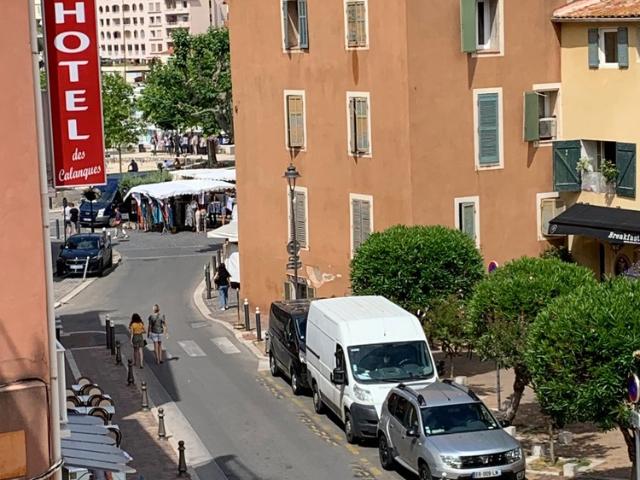 Cassis, plein centre, T2 meublé