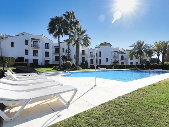 Cautivador apartamento de 3 dormitorios en el exclusivo Los Arqueros Golf, Benahavís