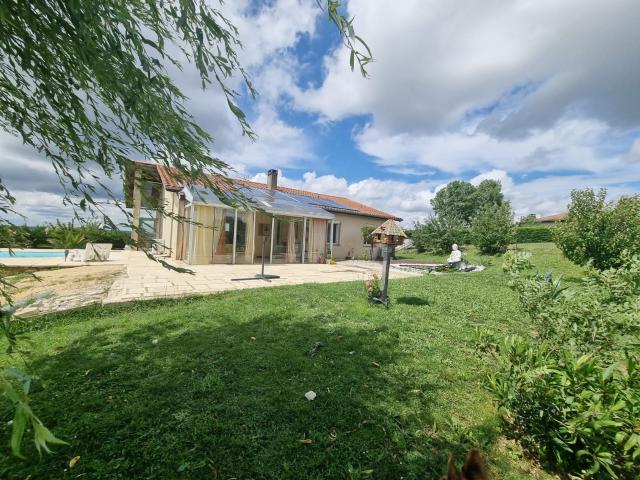 Caussade: MAISON D'ENVIRON 120M2, TERRAIN 1600 M2, AVEC PISCINE ET MAGNIFIQUE VUE