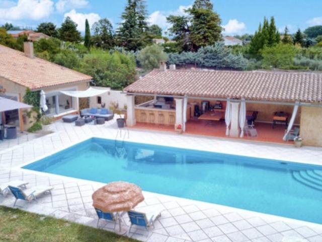 Cavaillon: mas ancien avec terrasse à vendre