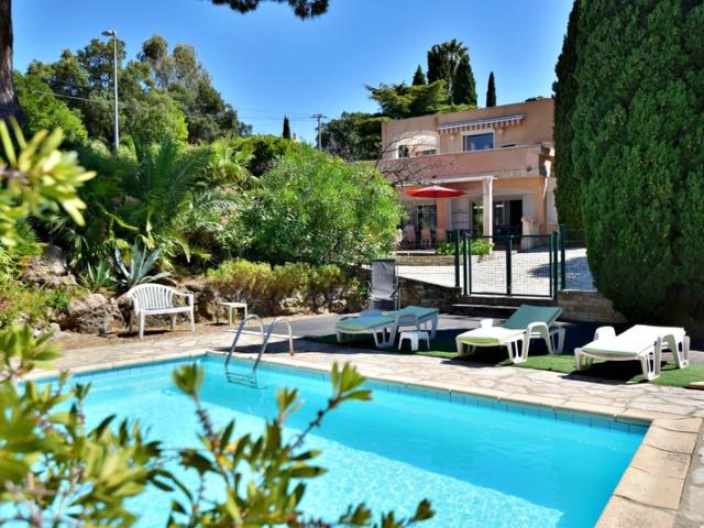 CAVALAIRE SUR MER 83 PROPRIETE UNE MAISON DE 205 M² EN 2 APPARTEMENTS + T2 DE 33 M² PISCINE AU SEL TERRAIN DE 1500 M² CLOS ET PAYSAGE