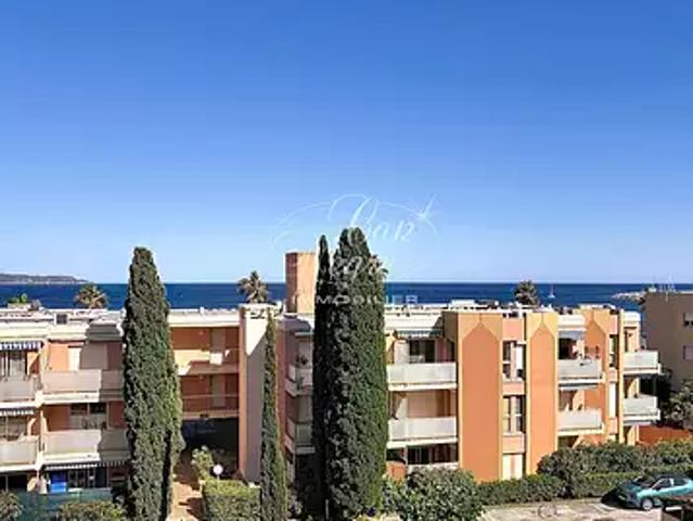 Cavalaire sur Mer 83240 Achat / Vente appartement 2 pièces t2 au dernier étage parking