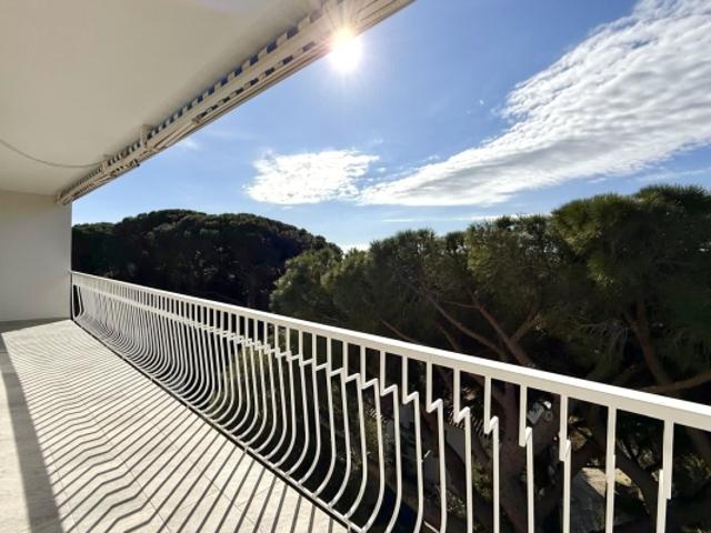 CAVALAIRE SUR MER, Secteur LES VIVARDS, CADRE VERDOYANT, CALME ABSOLU, 2/3PIECES, 61m2, TERRASSES EXPOSITION SUD/OUEST, VUE DEGAGEE, CAVE, PARKING